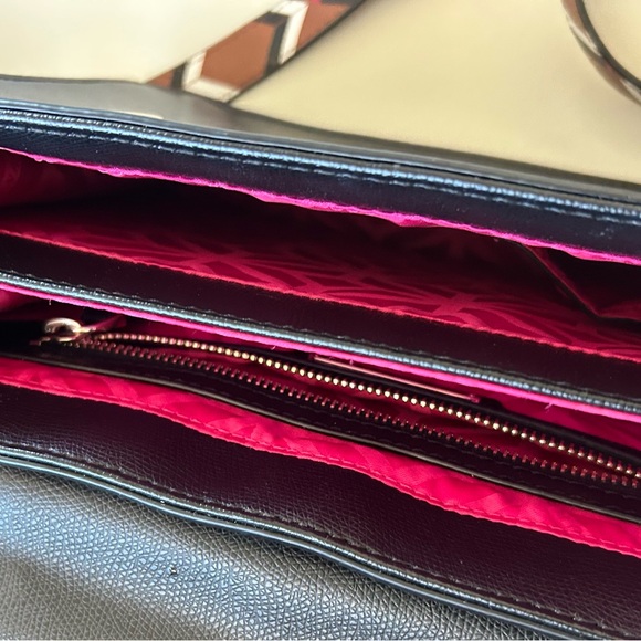 Trina Turk Bag/ detachable & Adjustable Strap w/ Multi Compartments - Picture 9 of 10